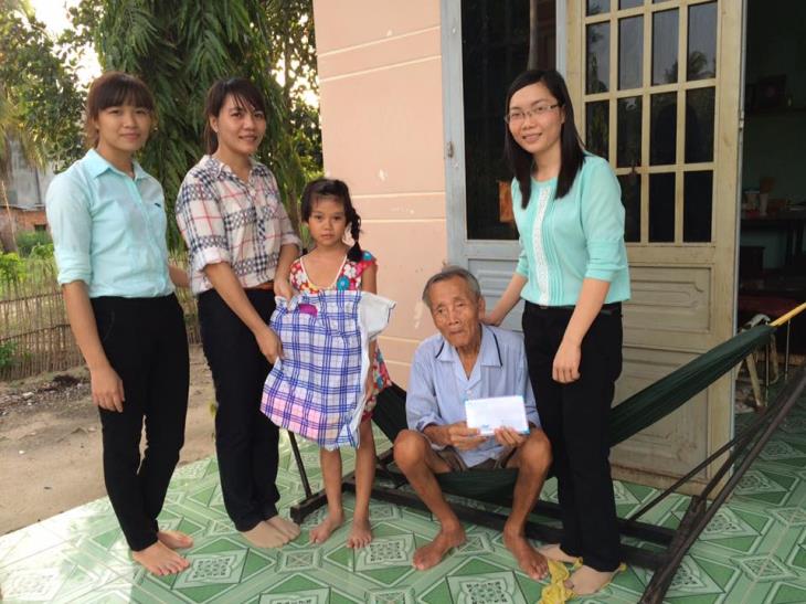 Chi đoàn Văn phòng UBND huyện Tân Châu thăm, tặng quà  cho trẻ em có hoàn cảnh khó khăn